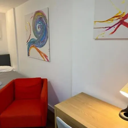 Brand New Private Flat, Own Entrance. Apartamento